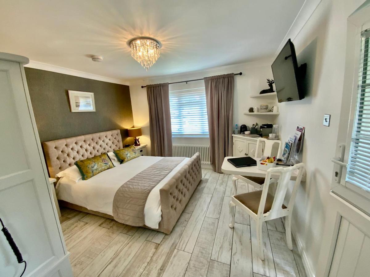The Knightwood Oak A Luxury King Size En-Suite Space - Lymington New Forest With Totally Private Entrance - Key Box Entry - Free Parking & Private Outdoor Seating Area - Town ,Shops , Pubs & Solent Way Walking Distance & Complimentary Breakfast Items Exterior foto