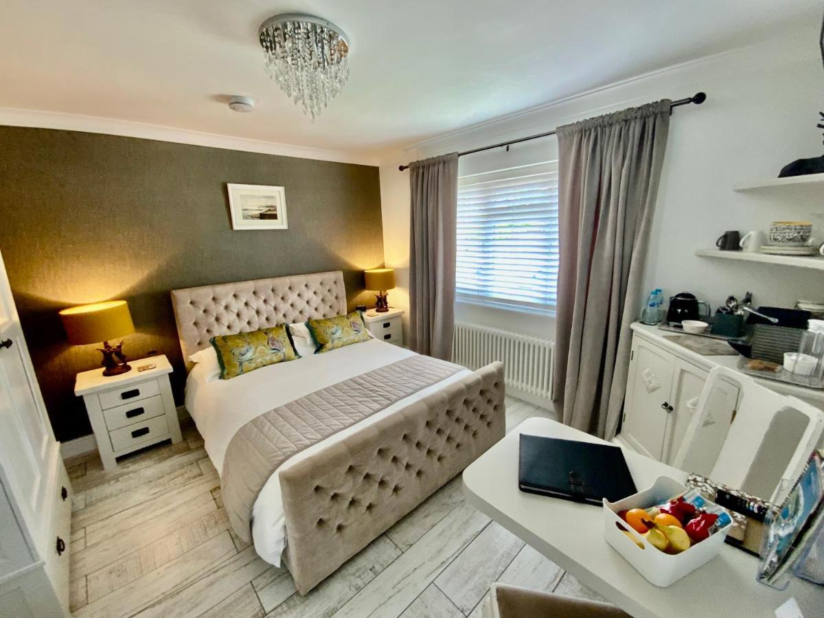 The Knightwood Oak A Luxury King Size En-Suite Space - Lymington New Forest With Totally Private Entrance - Key Box Entry - Free Parking & Private Outdoor Seating Area - Town ,Shops , Pubs & Solent Way Walking Distance & Complimentary Breakfast Items Exterior foto