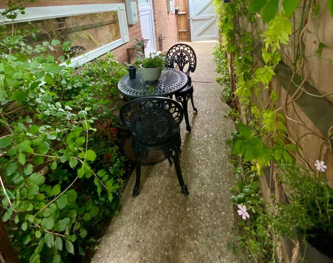 The Knightwood Oak A Luxury King Size En-Suite Space - Lymington New Forest With Totally Private Entrance - Key Box Entry - Free Parking & Private Outdoor Seating Area - Town ,Shops , Pubs & Solent Way Walking Distance & Complimentary Breakfast Items Exterior foto