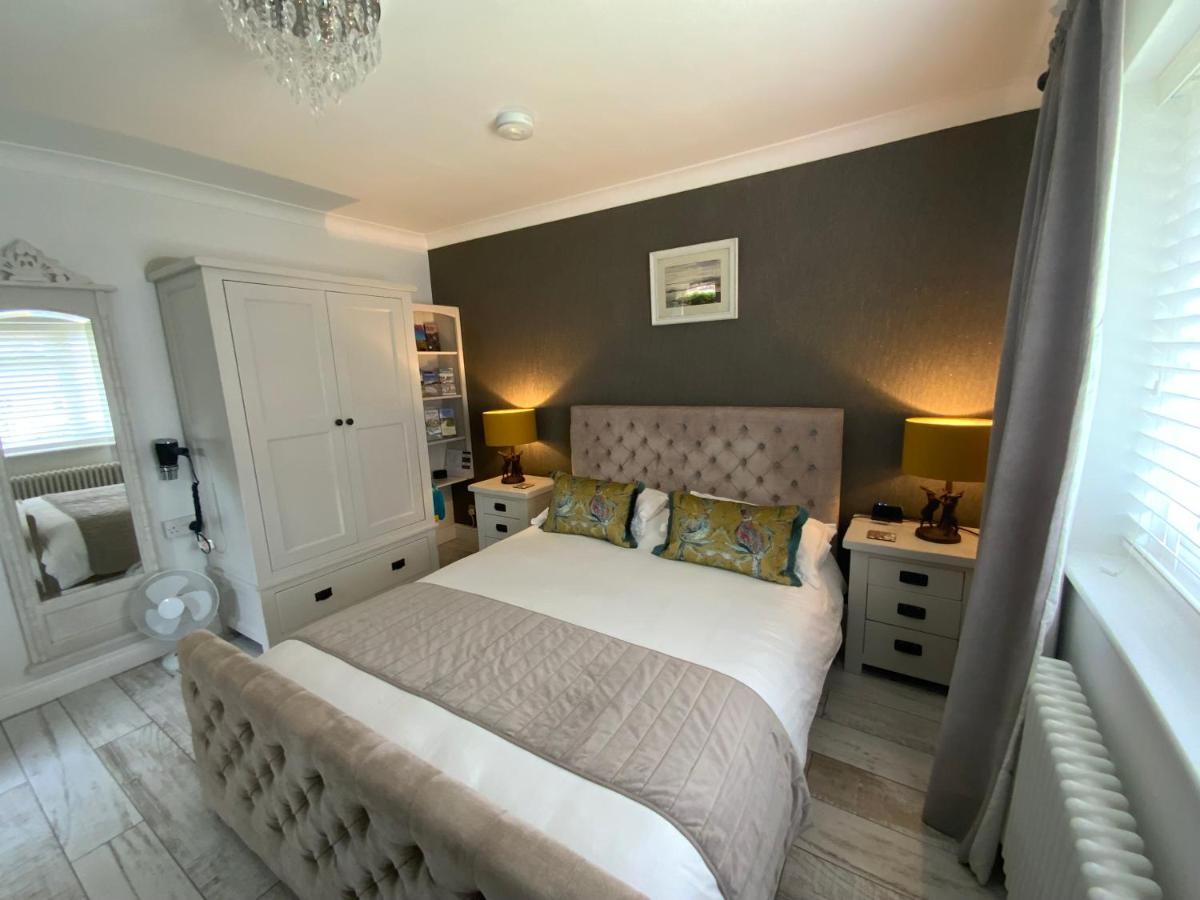 The Knightwood Oak A Luxury King Size En-Suite Space - Lymington New Forest With Totally Private Entrance - Key Box Entry - Free Parking & Private Outdoor Seating Area - Town ,Shops , Pubs & Solent Way Walking Distance & Complimentary Breakfast Items Exterior foto