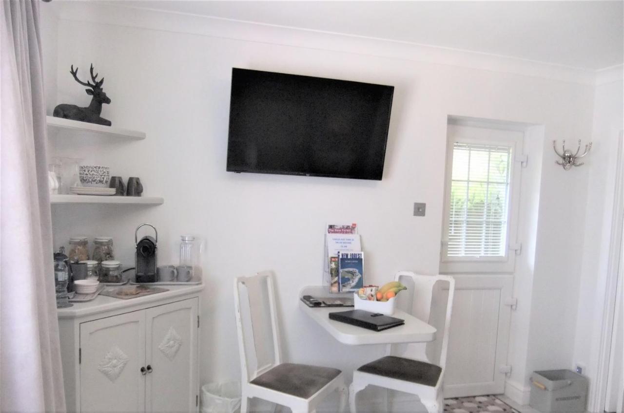 The Knightwood Oak A Luxury King Size En-Suite Space - Lymington New Forest With Totally Private Entrance - Key Box Entry - Free Parking & Private Outdoor Seating Area - Town ,Shops , Pubs & Solent Way Walking Distance & Complimentary Breakfast Items Exterior foto